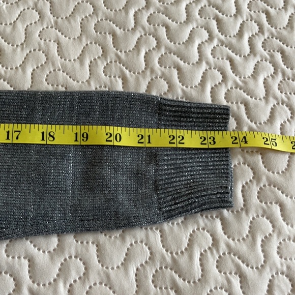 New York and Company  V- Neck Sweater Size Medium - Picture 9 of 12